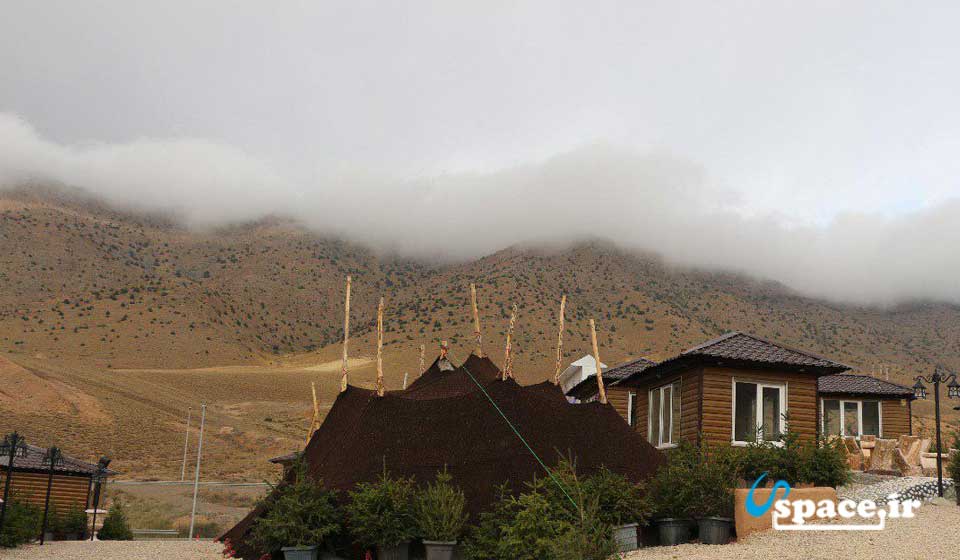 نمای بیرونی کلبه ها و سیاه چادرهای دهکده عشایری آرش کمانگیر - فیروزکوه